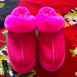 💕Hot Pink Shearling Ugg Platform Slippers 💕